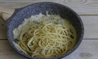 Place the finished pasta into the pan in a frying pan. If the cream sauce is too thick, add a little boiled water.