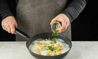 Dip scallops into creamy sauce. Sprinkle the treat with chopped parsley and simmer for one minute until fully cooked.