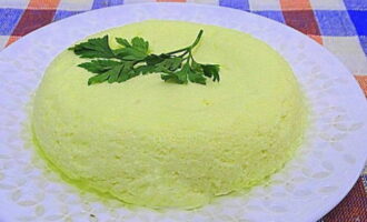 Prepare a fluffy omelette in the microwave with milk, quickly turn it onto a plate, add herbs and serve immediately.