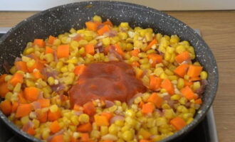 Vierta 50 mililitros de agua en un tazón pequeño y agregue la pasta de tomate pura. Agite hasta que quede suave y vierta en el contenido. Calentar la masa.