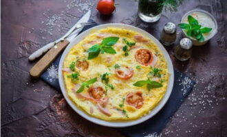 We transfer the delicious omelette to a flat serving dish and immediately take a sample. Bon appetit! 