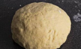 Then knead the dough with your hands for 10 minutes until it is smooth, homogeneous and does not stick to your palms, which is not easy, since the dough will be quite tight.