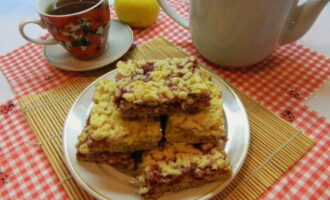 Naribana pita je pripravljena! Narežite na porcije, postrezite in uživajte. Dober tek! 