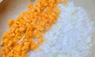 Heat the frying pan, pour half the oil. Place the chopped vegetables and sauté until soft.