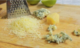 Prepare the Parmesan and break the Dor Blue cheese with your hands.