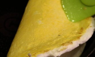 Carefully fold the omelette in half. The protein mass should be inside the yolk crust.