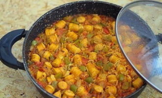 After boiling, reduce the heat. Simmer the dish covered for about 25 minutes. There is no need to stir the contents during cooking.