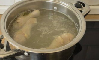 Remove the cooked chicken from the finished broth. We are waiting for it to cool down.