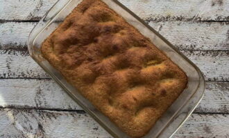 Den heißen Kuchen vorsichtig aus dem Ofen nehmen und abkühlen lassen.