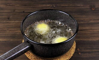 Pour a large amount of vegetable oil into a deep frying pan or ladle, heat and dip 3-4 semi-finished products. The balls should not touch each other.