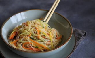 Mischen Sie die Zutaten so, dass das Dressing jede Komponente umhüllt. Füllen Sie den Teller mit einem duftenden Snack und beginnen Sie mit der Mahlzeit. Guten Appetit!