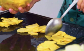 Coat a baking sheet with vegetable oil. Place potatoes on it to match the size of the meat pieces.