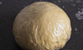 Wrap the kneaded dough in a piece of cling film and place it in the refrigerator for half an hour to proof.