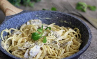 Pasta med svamp i krämig sås är klar.Servera denna läckra rätt till bordet och njut!