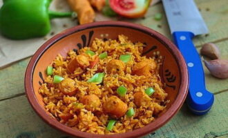 Jambalaya with sausages is ready. Serve, add herbs to taste and enjoy!