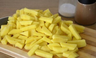 Remove the peel from the potatoes. For convenience, we use a vegetable peeler. Cut into strips.