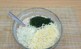 Place the chopped onion, dill and cheese into the previously prepared minced chicken. Mix the mixture again.