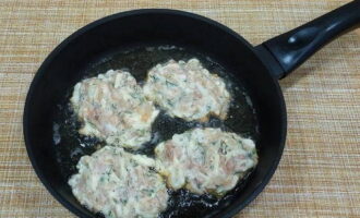 Heat a frying pan, pour in a little refined vegetable oil. Place a tablespoon of minced meat and form it into small flat cutlets, they will resemble pancakes. Fry chopped chicken cutlets over moderate heat for 3-4 minutes.