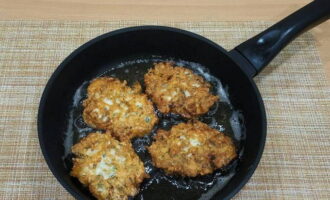 Kemudian terbalikkan potong ke bahagian lain dan goreng sehingga perang keemasan di bahagian lain.