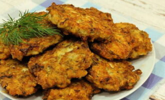 Gehackte Hähnchenschnitzel mit Käse warm servieren, mit einer Beilage aus Kartoffeln, Gemüse, Nudeln oder Buchweizenbrei. Guten Appetit!