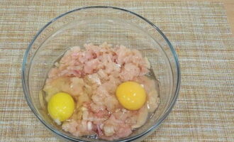 Place the chopped meat in a bowl, break both chicken eggs into it. 