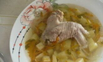 Después del pitido, abre la tapa, revuelve la sopa y pruébala. Agregue más sal o especias si es necesario. La sopa de pollo en la olla de cocción lenta de Redmond siempre resulta sabrosa y aromática. ¡Buen provecho!