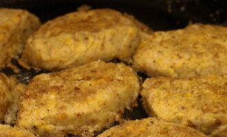 Friggere le preparazioni di grano saraceno fino a doratura su tutti i lati. Durante la frittura, girare con cura le cotolette usando una spatola, tenendole con la mano.