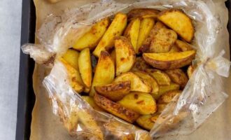 Place the baking sheet with potatoes in the oven.By this time it should already be warmed up well. Bake for 30-40 minutes. To get a delicious golden brown crust, cut the sleeve and bake the potatoes uncovered for another 5-7 minutes.