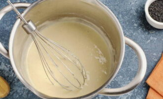 Uli doh dengan whisk hingga rata.