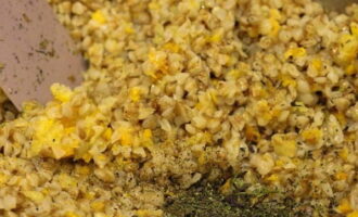 Aggiungi le verdure fritte al porridge di grano saraceno. Inviamo anche sale e spezie qui. Potete utilizzare erbe aromatiche essiccate o una miscela di peperoni macinati.