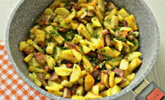 Continue to fry, but do not stir too often to prevent the potatoes from becoming mashed. If desired, you can add chopped herbs at the end of frying.