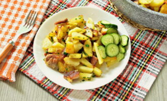 You can serve fried potatoes with pork with vegetable salads or a variety of homemade preserves. Bon appetit!