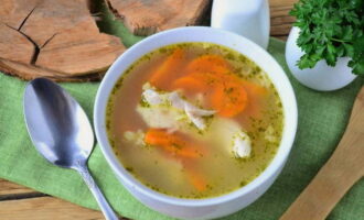 Server varm kyllingesuppe med brød eller croutoner. God appetit!