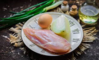 Bereid de ingrediënten voor gehakte schnitzels volgens het recept en het aantal porties dat u nodig heeft.Kies voor gekoelde kipfilet.