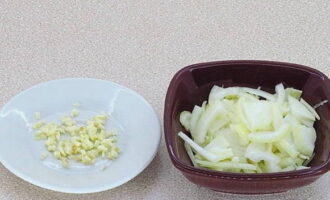 Cut the peeled onion into quarter rings and finely chop the garlic.