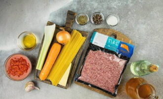 To speed up the process and for your own convenience, we lay out the entire necessary food set on the work surface.