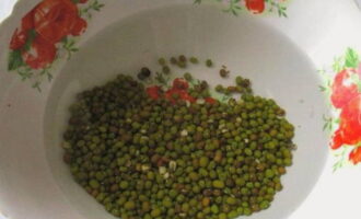 Pre-immergere i fagioli mung in acqua. Non necessita di un ammollo particolarmente lungo, sarà quindi sufficiente tenere il prodotto in acqua per mezz'ora.