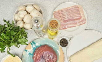 Before starting cooking, remove the dough from the freezer, rinse the meat and allow time to dry.