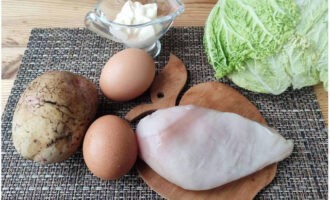 Bereiten Sie sofort eine Reihe einfacher Zutaten gemäß dem Rezept und der Anzahl der benötigten Portionen vor. Pellkartoffeln und hartgekochte Eier kochen.