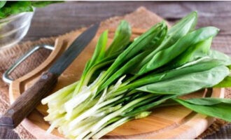 Daslooksalade is snel en gemakkelijk te bereiden. Kies voor de salade jonge wilde knoflookplanten met bladeren die groen zijn en nog niet volledig zijn uitgezet.