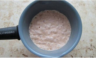 In 100 ml of warm milk, stir a spoonful of sugar and dry yeast. Leave until noticeable foam forms.