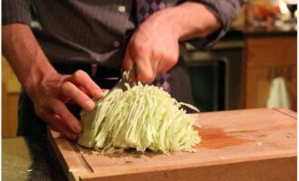 Wash the white cabbage thoroughly and cut into small pieces. Then finely chop with a knife.