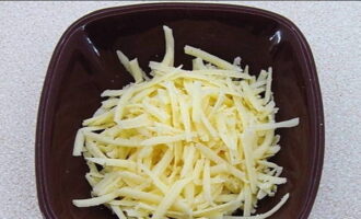 7-10 minutes before readiness, sprinkle the food with grated cheese.