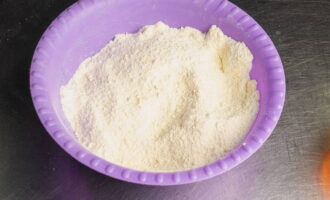 Sa isa pang mangkok, pagsamahin ang almond flour at powdered sugar.