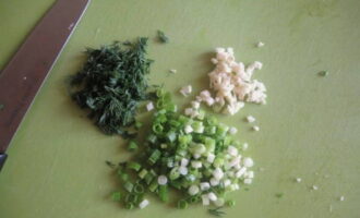 Finely chop the green onions, dill and garlic.