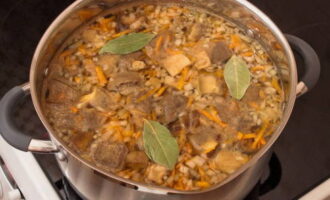 Throw in the bay leaf. Let's taste for salt. Add spices if necessary. When the soup is ready, remove the bay leaf and turn off the stove. Let the soup brew a little.