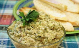 Il babaganoush di melanzane secondo la ricetta classica è pronto. Aiuta te stesso!