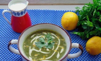 Versare la zuppa nelle ciotole e decorare a proprio piacimento. Buon appetito! 