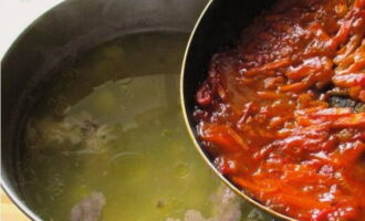 Cozinhe até que as batatas estejam meio cozidas. Neste ponto, acrescente os legumes refogados no tomate.