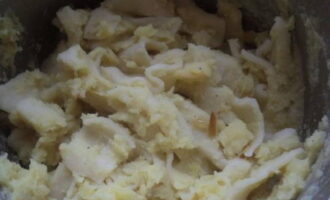 Add the cooked dough to the mashed potatoes and mix well.